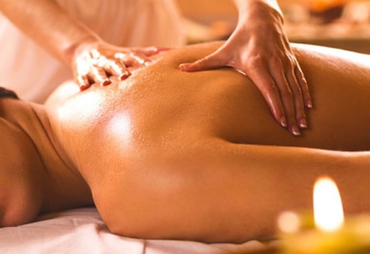 bilden visar ayurvedisk oljemassage